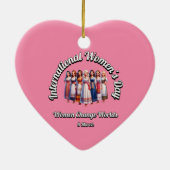 女は世界を変える。女国際的の日。 セラミックオーナメント (裏面)