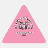 女は世界を変える。女国際的の日。 三角形シール (正面)