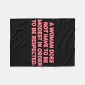 女は人に尊敬されるに恥じない フリースブランケット (正面(横))