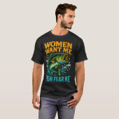 女は僕に夢中、魚は僕を怖がる - ジョーク 釣り Tシャツ (正面フル)