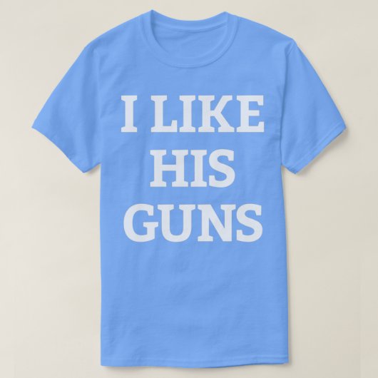 女は彼の銃にマッチするカップルが好き彼の好き Tシャツ (デザイン正面)