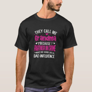 女は私を祖母と呼ぶCriのパートナー Tシャツ