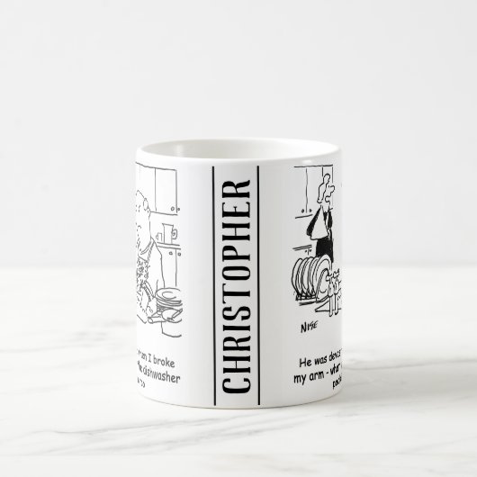 女は腕を折って人が皿を洗う。おもしろい コーヒーマグカップ (中央)