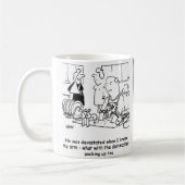 女は腕を折って人が皿を洗う。おもしろい コーヒーマグカップ (左)