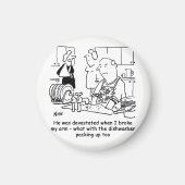 女は腕を折って人が皿を洗う。おもしろい マグネット (正面)