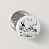 女は腕を折って人が皿を洗う。おもしろい 缶バッジ (正面&裏面)