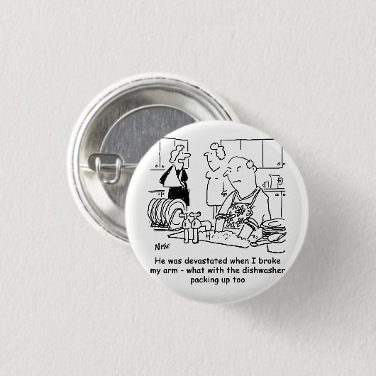 女は腕を折って人が皿を洗う。おもしろい 缶バッジ (正面&裏面)
