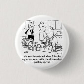 女は腕を折って人が皿を洗う。おもしろい 缶バッジ (正面)