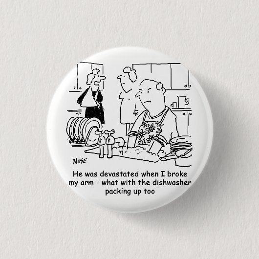 女は腕を折って人が皿を洗う。おもしろい 缶バッジ (正面)