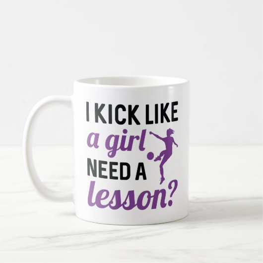 女みたいに蹴る 授業が必要? コーヒーマグカップ (左)