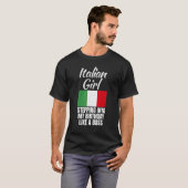 女イタリアンの子がボスのように私の誕生日に踏み込む Tシャツ (正面フル)