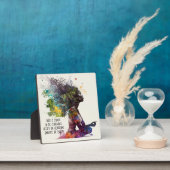 女インスパイア性がイーゼルでプラークを抱く フォトプラーク (インサイチュ)