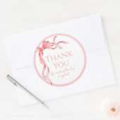 女エレガントの子ピンクの弓の赤ちゃんシャワー ラウンドシール (封筒)