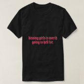 女キスをするの子はステッカーで地獄に行く価値がある Tシャツ (デザイン正面)