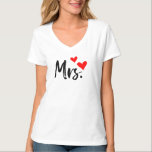 女スタイリッシュ性のミセス・ティー – 花嫁にぴったり Tシャツ<br><div class="desc">スタイルでミセスのステータスを表示する黒のスクリプトと2つの赤いハートを備えた愛らしいはっきりしたTシャツ。あなたは新郎新婦でも、また結婚したは堂々と連れて行っても、どの衣装にも魅力を添える。カジュアル衣服素晴らしのため、ハネムーン旅行のため、ブライダルシャワーのため、またはあなたのミセスのための思いやりある贈り物としてお気に入りのは、終日の心地よいと自信のための柔らかく通気性の良い生地で作られた。</div>