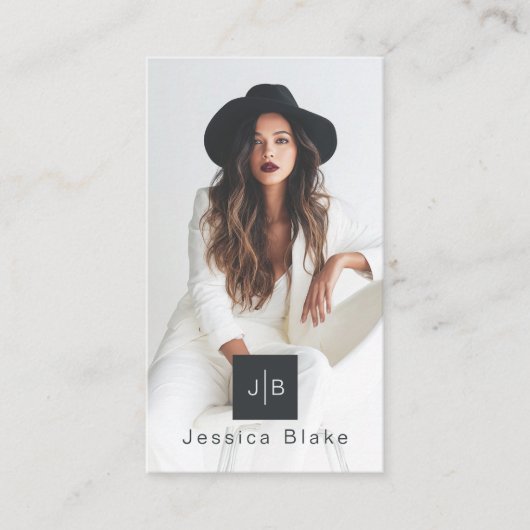 女スタイリッシュ起業家モダンモノグラム写真 名刺 (正面)