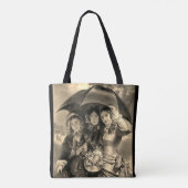 女ビクトリアンの子の傘の雨の日のビクトリアン女性 トートバッグ (裏面)