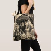 女ビクトリアンの子の傘の雨の日のビクトリアン女性 トートバッグ (クローズアップ)