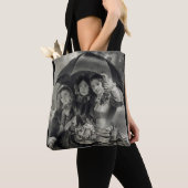 女ビクトリアンの子の傘の雨の日のビクトリアン女性 トートバッグ (クローズアップ)