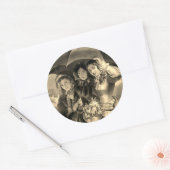 女ビクトリアンの子の傘の雨の日のビクトリアン女性 ラウンドシール (封筒)