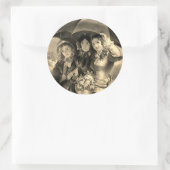 女ビクトリアンの子の傘の雨の日のビクトリアン女性 ラウンドシール (バッグ)