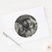 女ビクトリアンの子の傘の雨の日のビクトリアン女性 ラウンドシール (封筒)