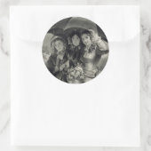 女ビクトリアンの子の傘の雨の日のビクトリアン女性 ラウンドシール (バッグ)