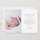 女モダンの子のベビー3生まれたばかりのフォトコラージュ 案内状 (裏面)