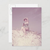 女リラックスのビーチ ポストカード (正面/裏面)