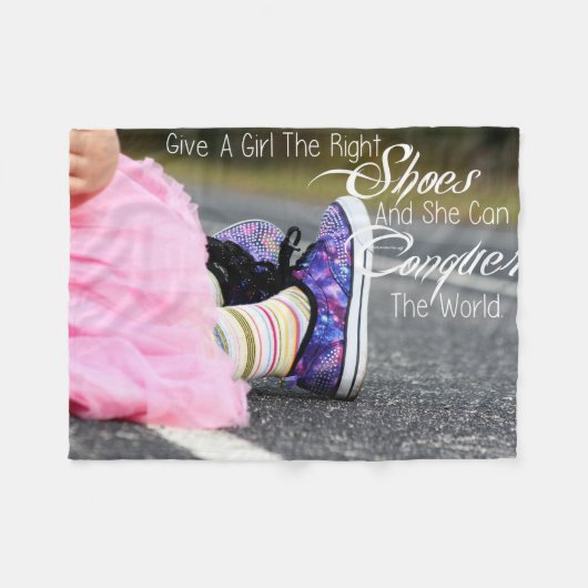 女与えの子は正しい靴 フリースブランケット (正面(横))