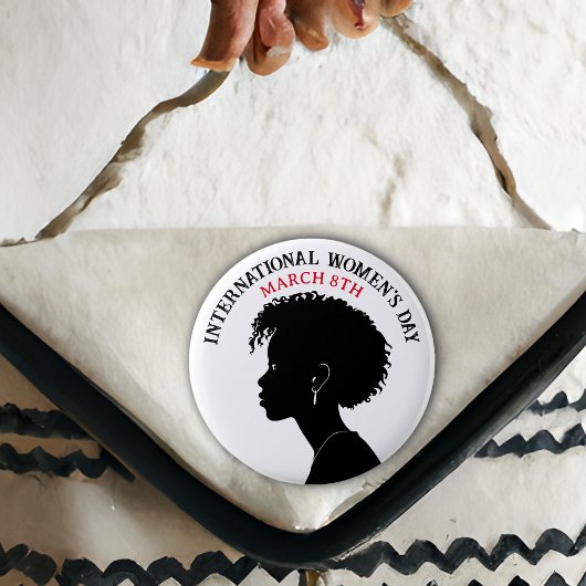 女国際的の日は3月8日 缶バッジ