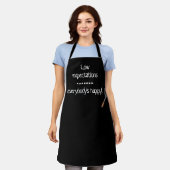 女子おもしろいエプロン引用文タイポグラフィ エプロン (着用した状態)