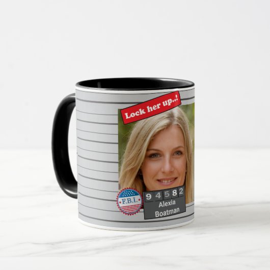 女子おもしろい警察ムグショット誕生日ジョーク マグカップ (正面左)