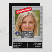 女子おもしろい警察ムグショット誕生日ジョーク 招待状 (正面/裏面)