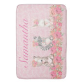 女子かわいらしピンクフローラウッドランドクリーチャー バスマット (正面縦)