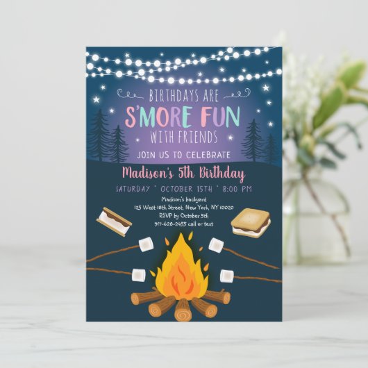 女子のためのスマッシュケーキとキャンプファイヤーの誕生日パーティー 招待状 (スタンド正面)