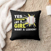 女子の野球選手ソフトボール投手のように投げる クッション (ブランケット)