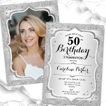 女子エレガントシルバーフォト50誕生日 招待状<br><div class="desc">50歳エレガントの誕生日フェミニン招待状とカードの裏の写真。グラムデザインフェイクグリッター銀。シルバーのストライプフォント、スクリプト紙吹雪。大人スタイリッシュのお祝いパーティーに最適。独自の詳細でパーソナライズどんなカスタマイズ年でもいい！印刷されたZazzle招待状または即時ダウンロードのデジタル印刷可能なテンプレート。</div>