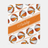 女子オレンジホワイトバスケットボールコート私の幸せな場所 フリースブランケット (正面)