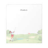 女子ゴルファーがコースでゴルフをしている ノートパッド (正面)