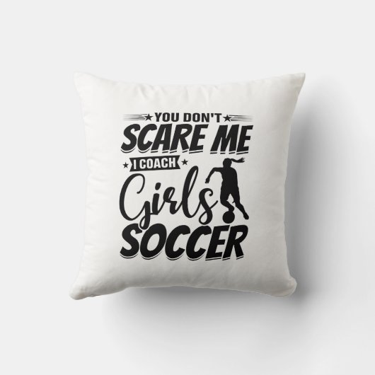 女子サッカーのギフトを監督するなんて怖くないのおもしろいよ クッション (裏面)