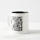 女子サッカーのギフトを監督するなんて怖くないのおもしろいよ ツートーンマグカップ (正面左)