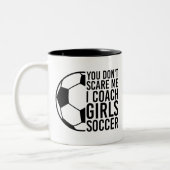 女子サッカーのギフトを監督するなんて怖くないのおもしろいよ ツートーンマグカップ (左)
