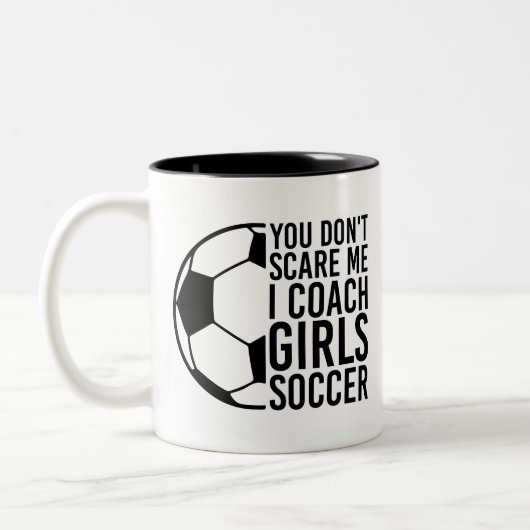 女子サッカーのギフトを監督するなんて怖くないのおもしろいよ ツートーンマグカップ (左)