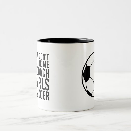 女子サッカーのギフトを監督するなんて怖くないのおもしろいよ ツートーンマグカップ (中央)