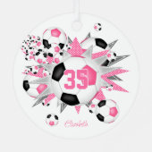 女子サッカーのボールパンクブラック メタルオーナメント (裏面)