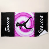 女子サッカーの渦巻き旋回とグリッターハート ビーチタオル (正面)