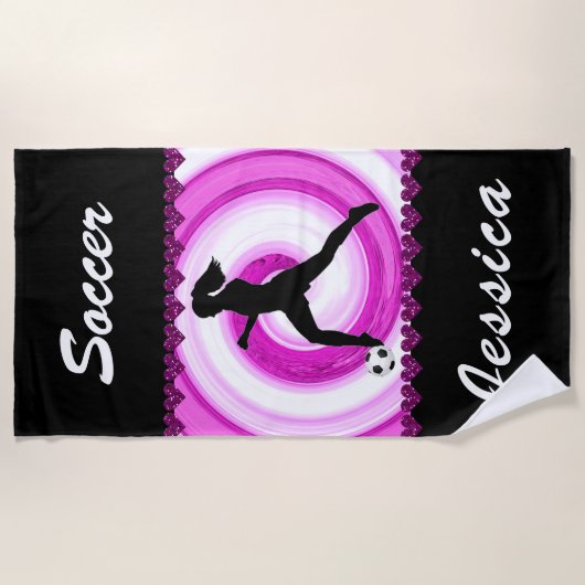 女子サッカーの渦巻き旋回とグリッターハート ビーチタオル (正面)