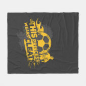 女子サッカーファンこのプリンセスはクリートを着る フリースブランケット (正面(横))
