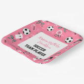女子サッカー選手の誕生日パーティッガーリークピンク ペーパープレート (傾斜あり)